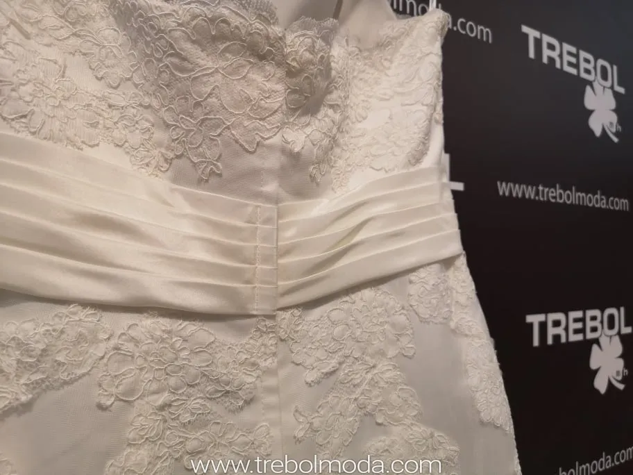 Vestido de novia con manguitos desmontables. Mod.L760