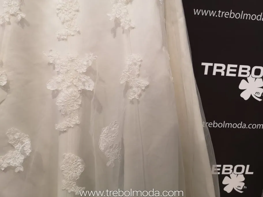 Vestido de novia con manguitos desmontables. Mod.L760
